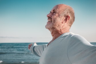 Mann atmet an Meer
