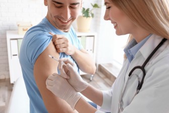 Blutabnahme bei Patient von Ärztin