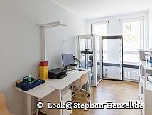 Ansicht eines Behandlungszimmers mit Fachgeräten