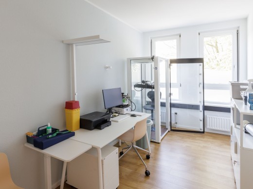 Ansicht eines Behandlungszimmers mit Fachgeräten