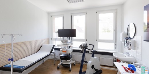 Ansicht eines Behandlungszimmers mit Liege und Sportgerät