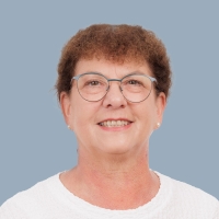 Portrait einer Mitarbeiterin mit kurzen, braunen Haaren