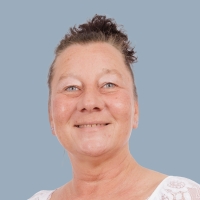 Portrait einer Mitarbeiterin mit Dutt