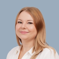 Portrait einer Mitarbeiterin mit blonden Haaren